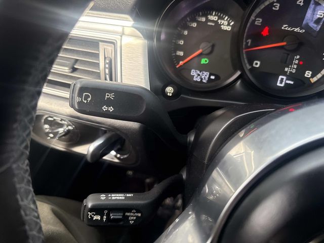 2017 Porsche Macan Turbo Image 26 of 34