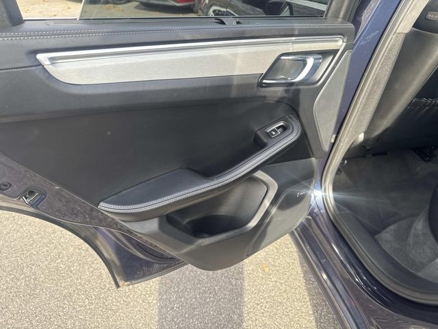 2017 Porsche Macan Turbo Image 21 of 34