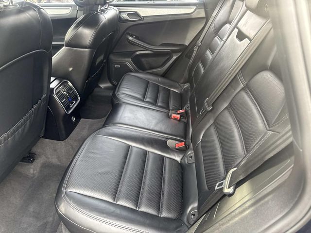 2017 Porsche Macan Turbo Image 12 of 34