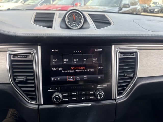 2017 Porsche Macan Turbo Image 17 of 34