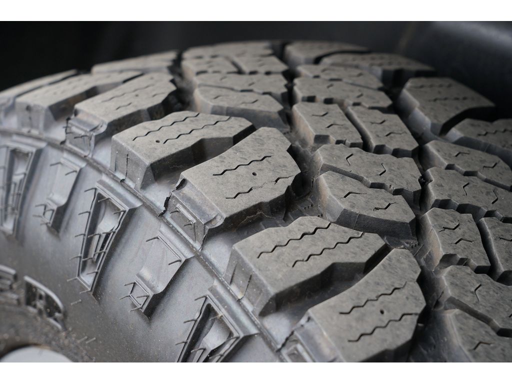Vehicle image 25 of 28