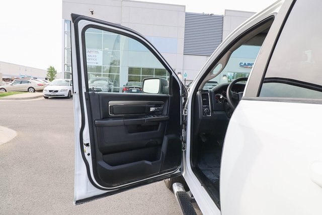 Vehicle image 32 of 75