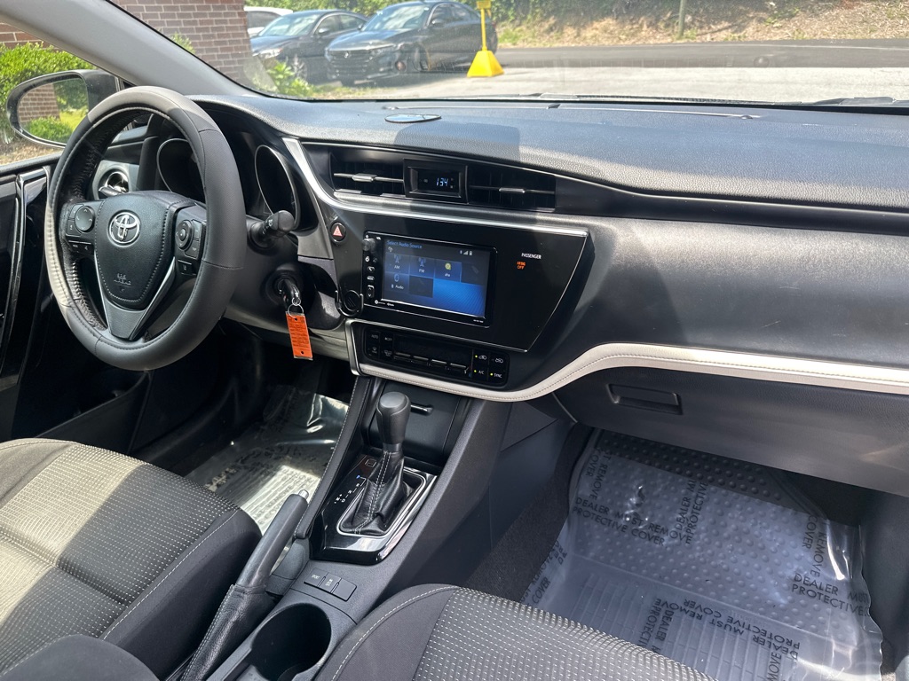 Vehicle image 21 of 49