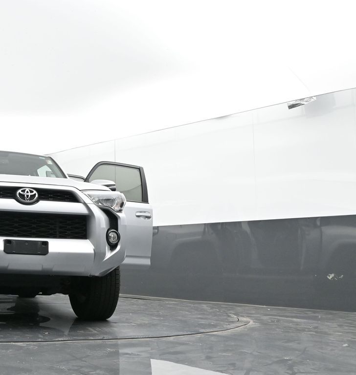 Vehicle image 10 of 75