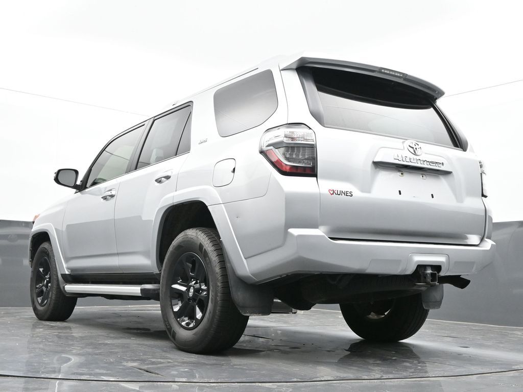 Vehicle image 33 of 75