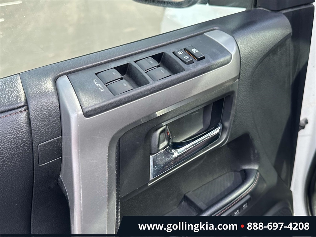 Vehicle image 17 of 32