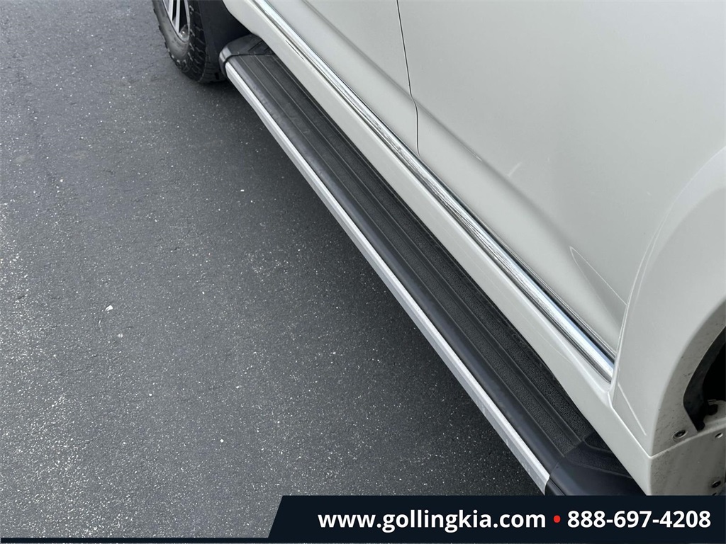 Vehicle image 9 of 32