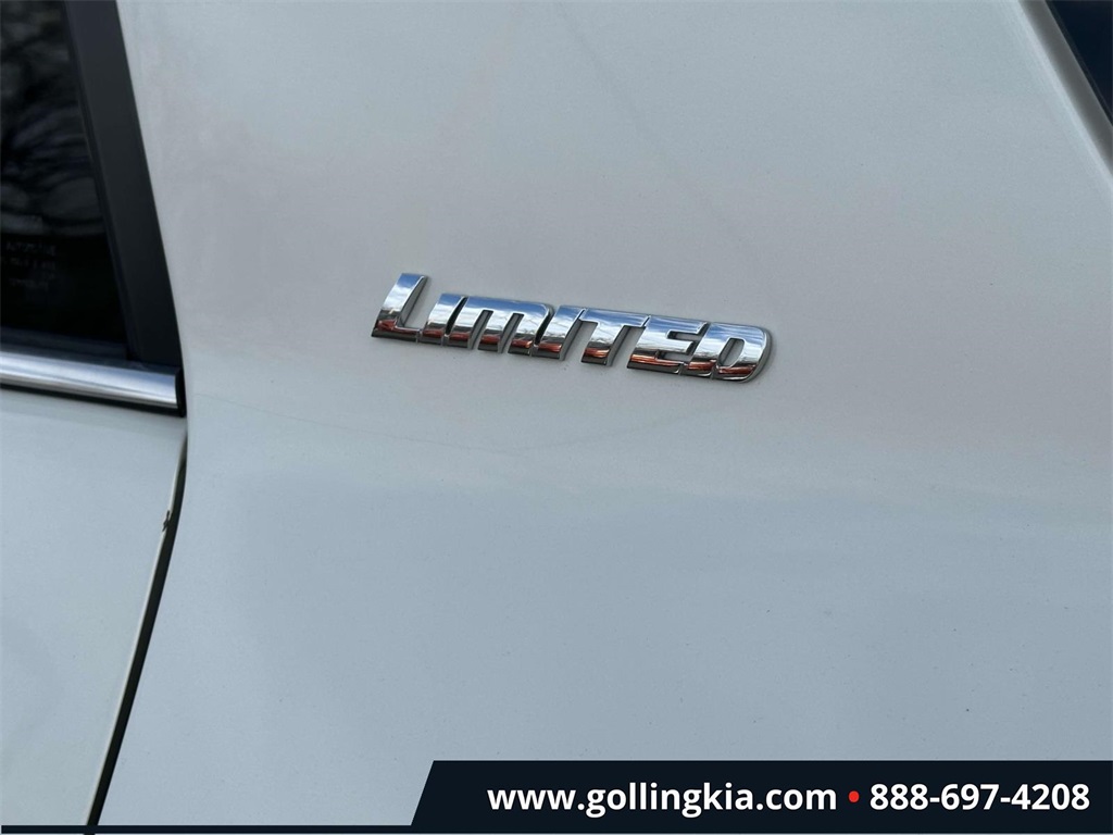 Vehicle image 8 of 32