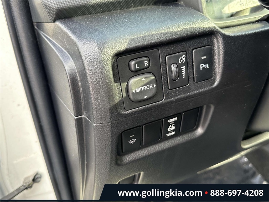Vehicle image 21 of 32