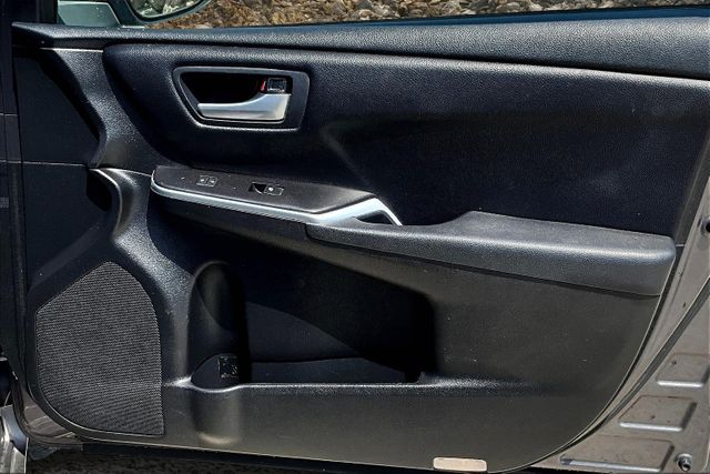 Vehicle image 23 of 33