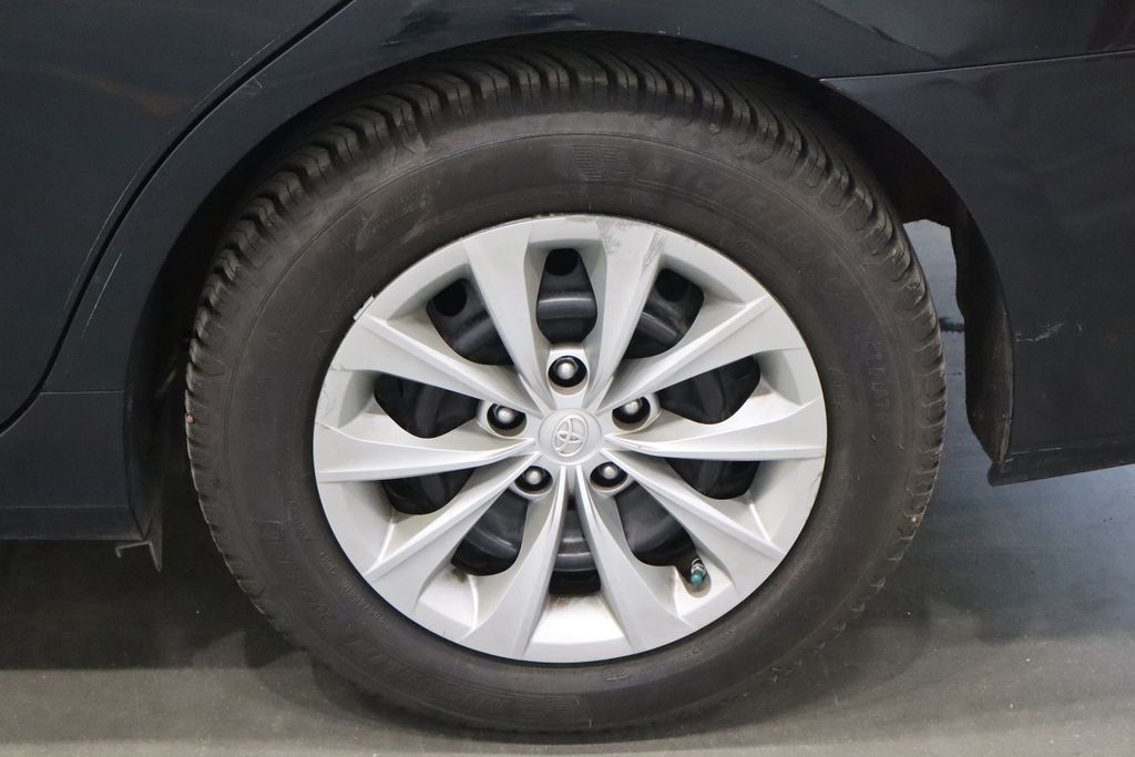 Vehicle image 32 of 36