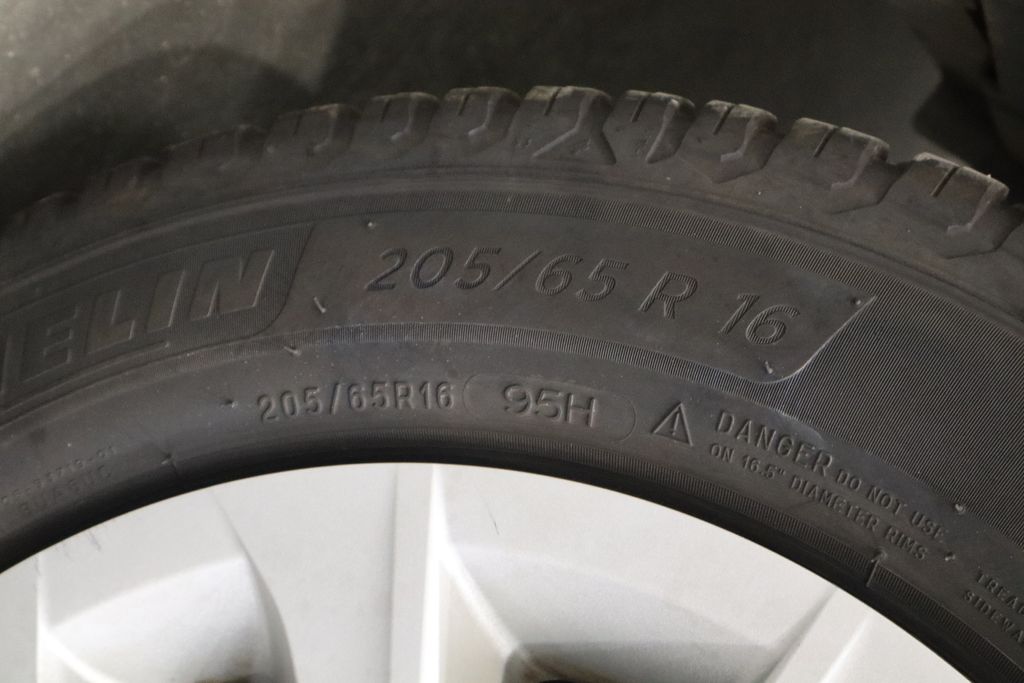 Vehicle image 33 of 36