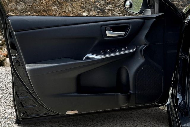 Vehicle image 22 of 33