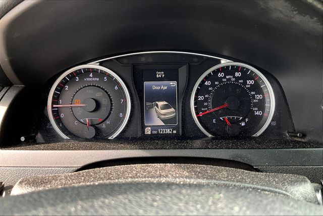Vehicle image 19 of 33