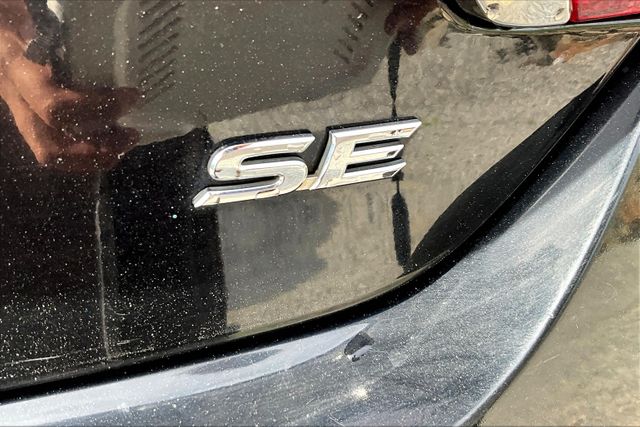 Vehicle image 10 of 33