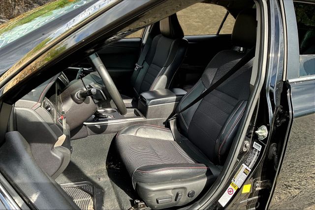 Vehicle image 24 of 33
