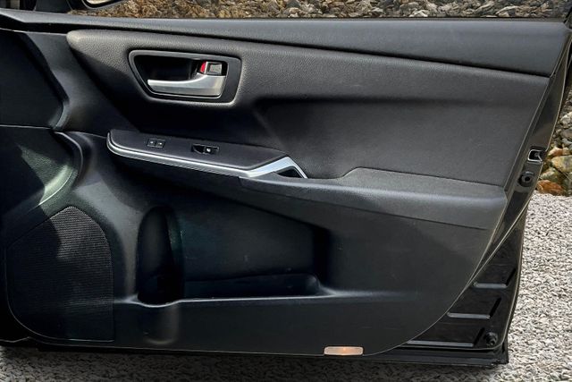 Vehicle image 23 of 33