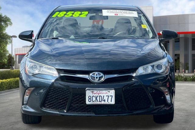 2017 Toyota Camry SE Image 2 of 31