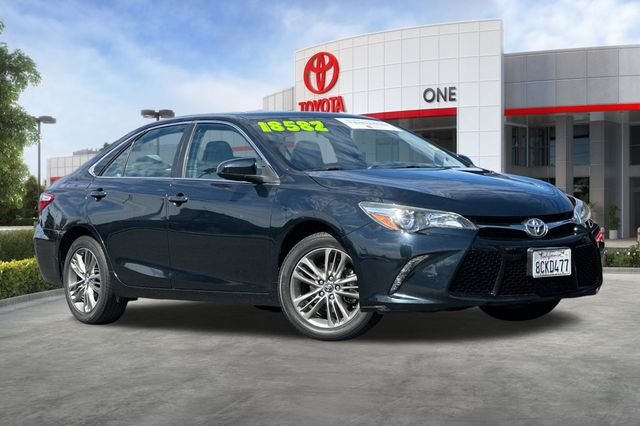 2017 Toyota Camry SE Image 3 of 31