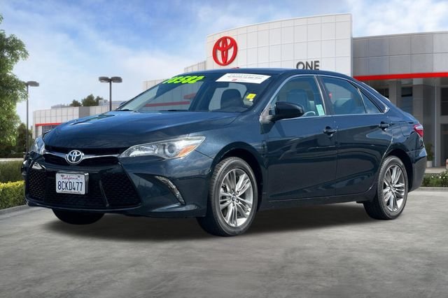 2017 Toyota Camry SE Image 1 of 31
