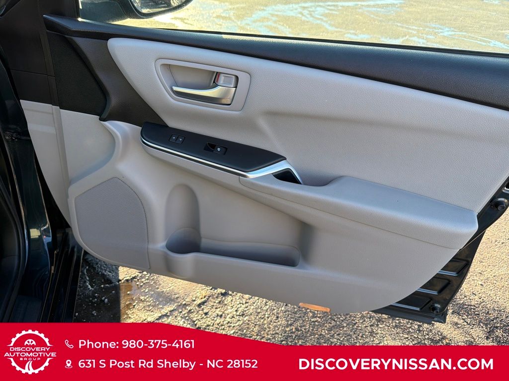 2017 Toyota Camry SE Image 23 of 36