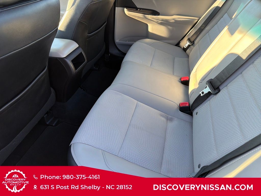 2017 Toyota Camry SE Image 13 of 36