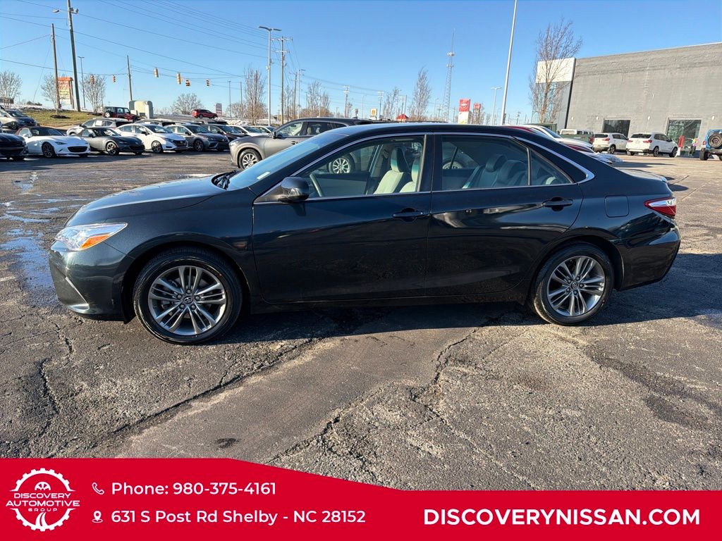 2017 Toyota Camry SE Image 2 of 36