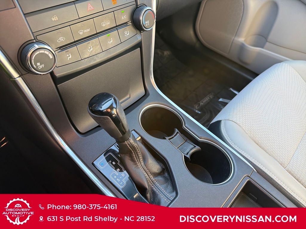 2017 Toyota Camry SE Image 19 of 36