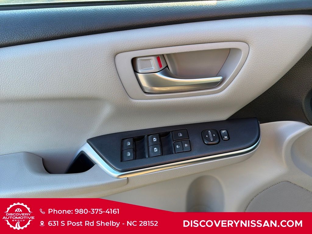 2017 Toyota Camry SE Image 25 of 36