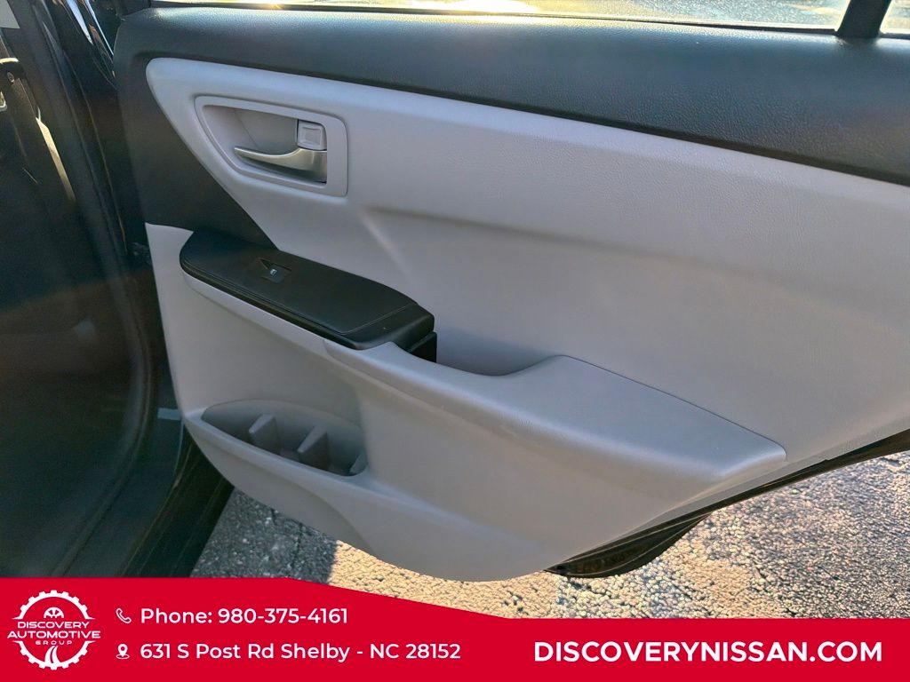 2017 Toyota Camry SE Image 30 of 36