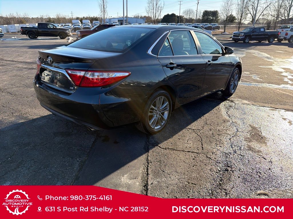 2017 Toyota Camry SE Image 6 of 36