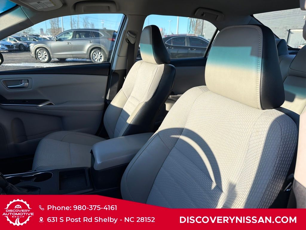 2017 Toyota Camry SE Image 10 of 36