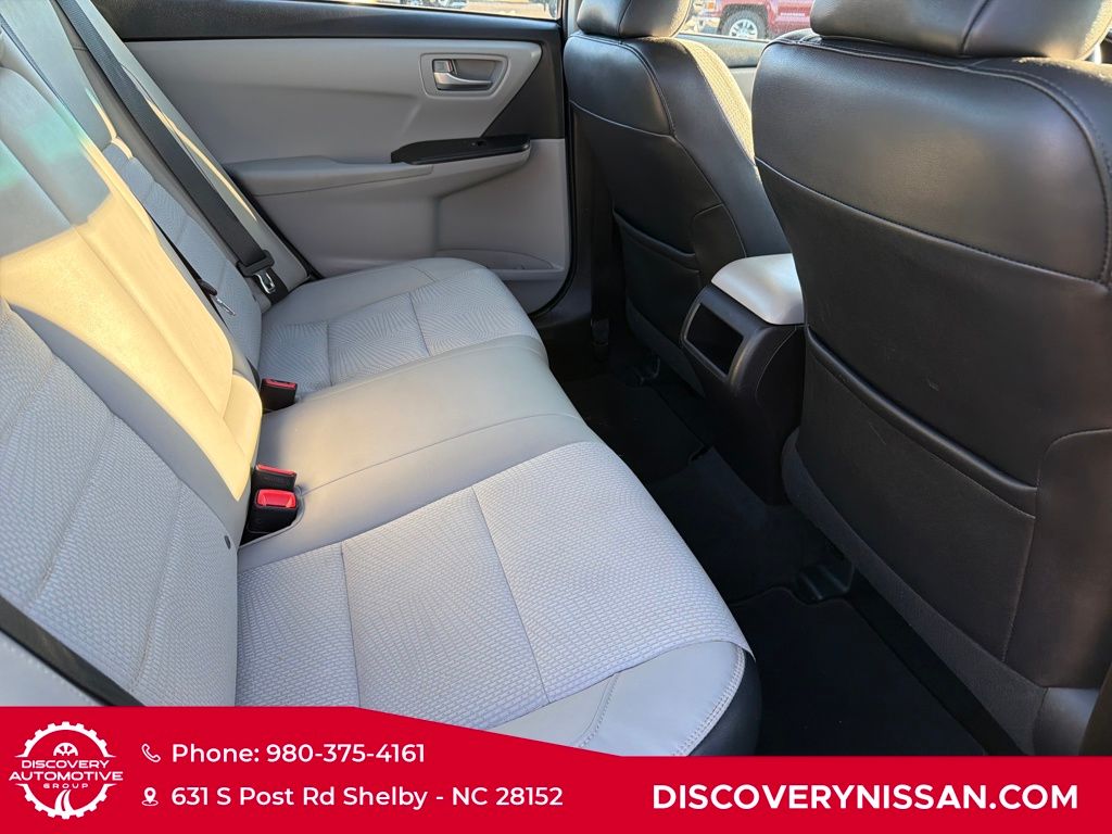 2017 Toyota Camry SE Image 11 of 36