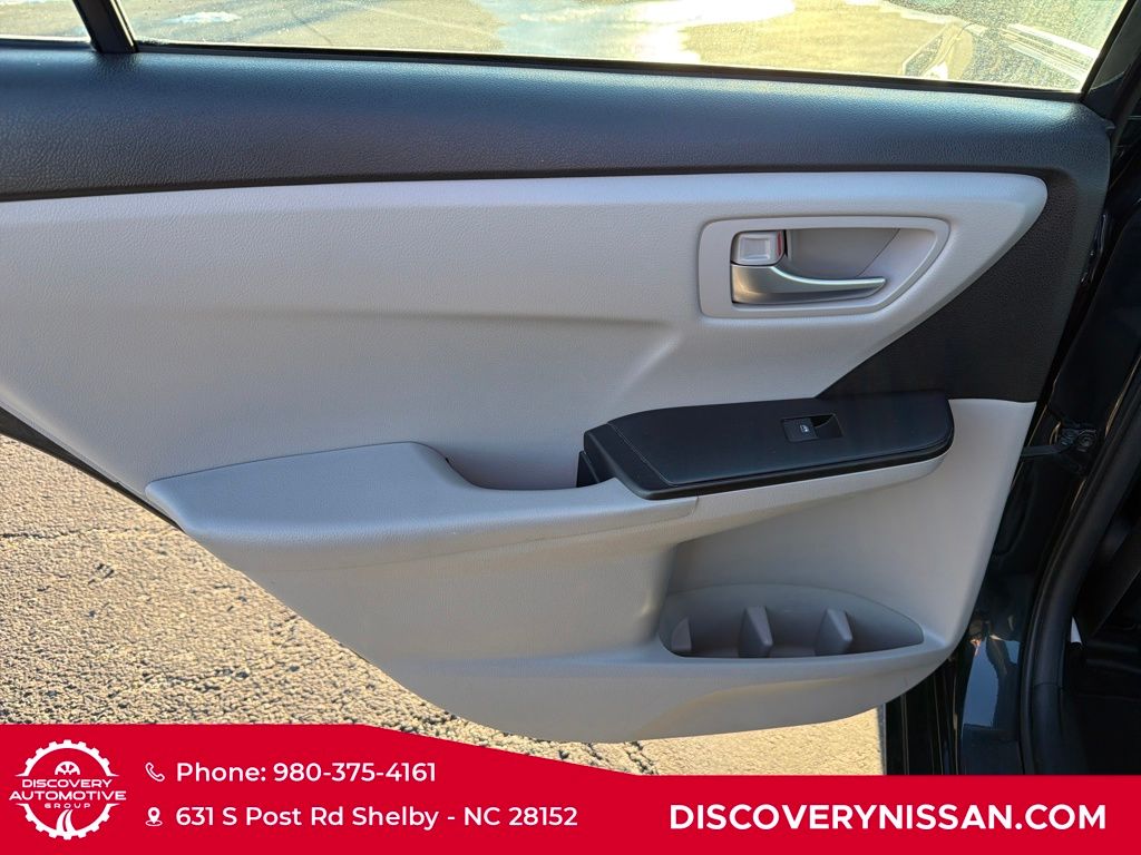 2017 Toyota Camry SE Image 21 of 36