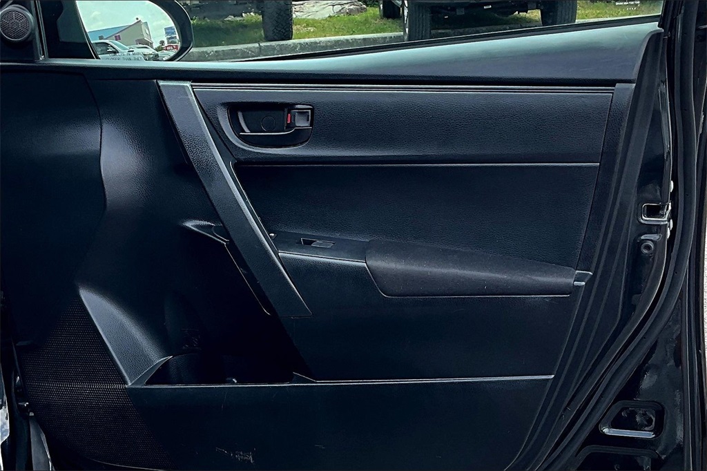Vehicle image 23 of 31