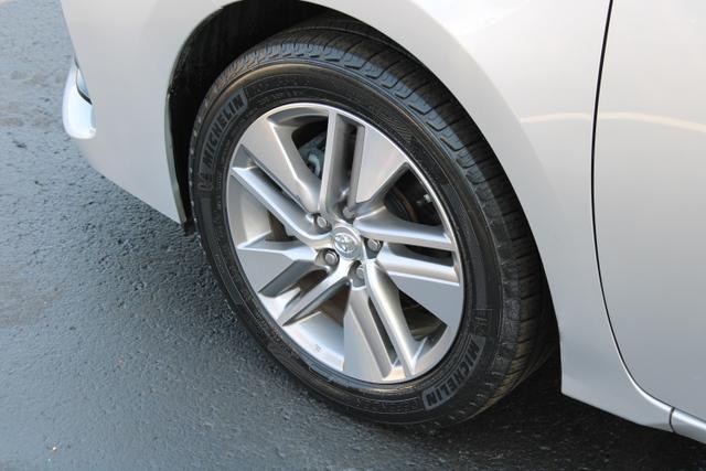 Vehicle image 37 of 40