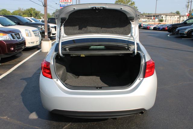 Vehicle image 35 of 40