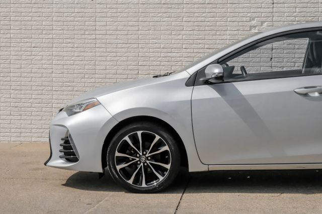2017 Toyota Corolla SE Image 2 of 55