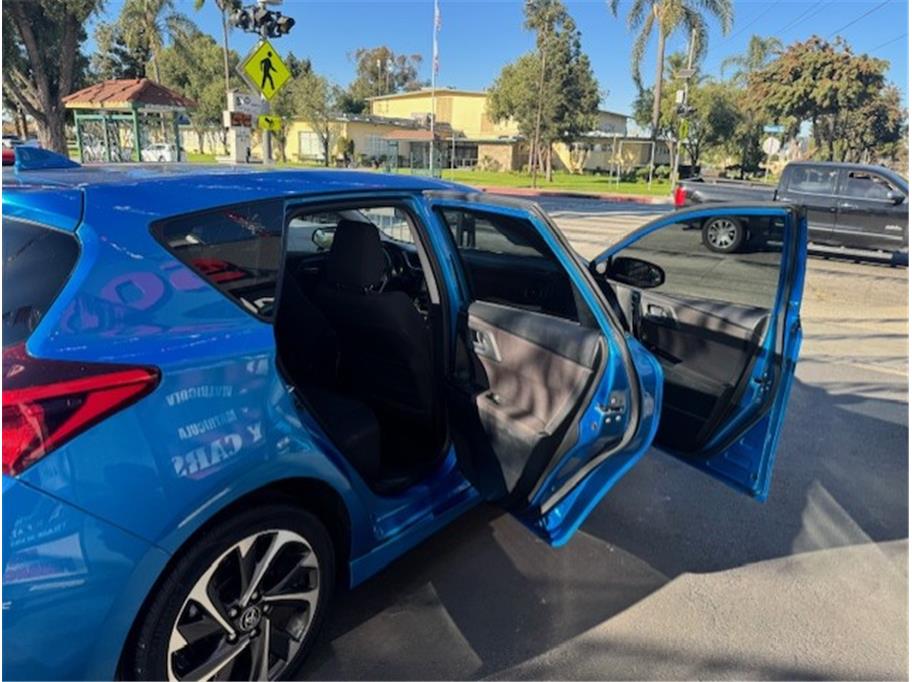 Vehicle image 17 of 30
