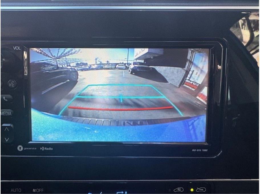 Vehicle image 27 of 30