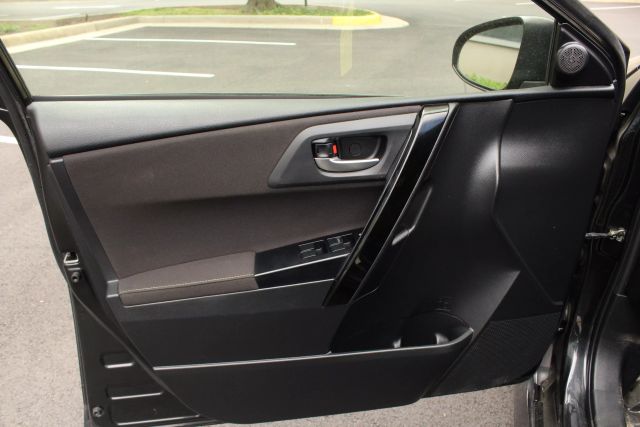 Vehicle image 13 of 43