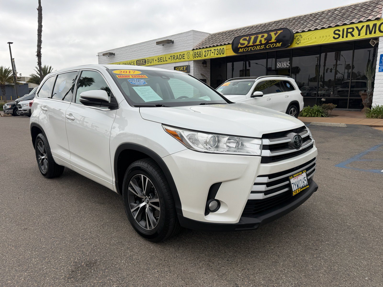 2017 Toyota Highlander LE Plus Image 3 of 30