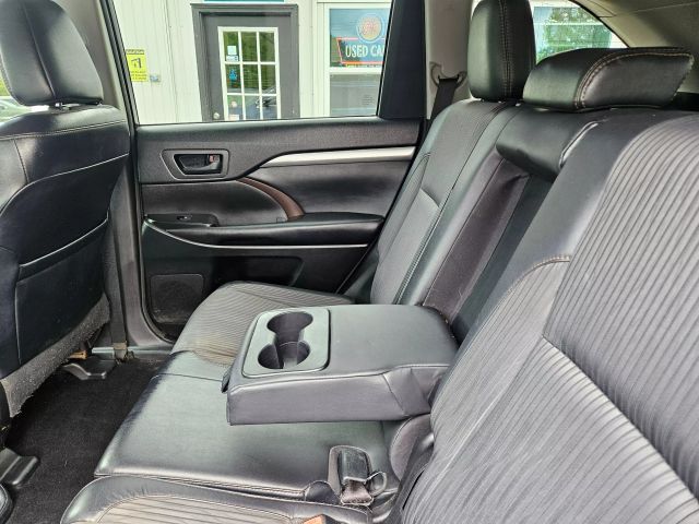 Vehicle image 30 of 67
