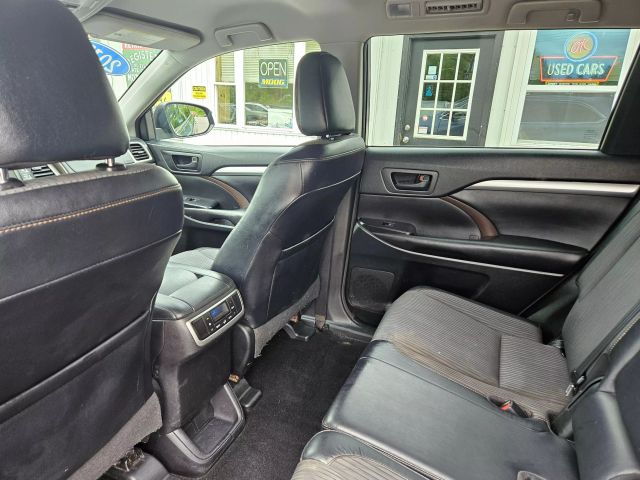 Vehicle image 32 of 67