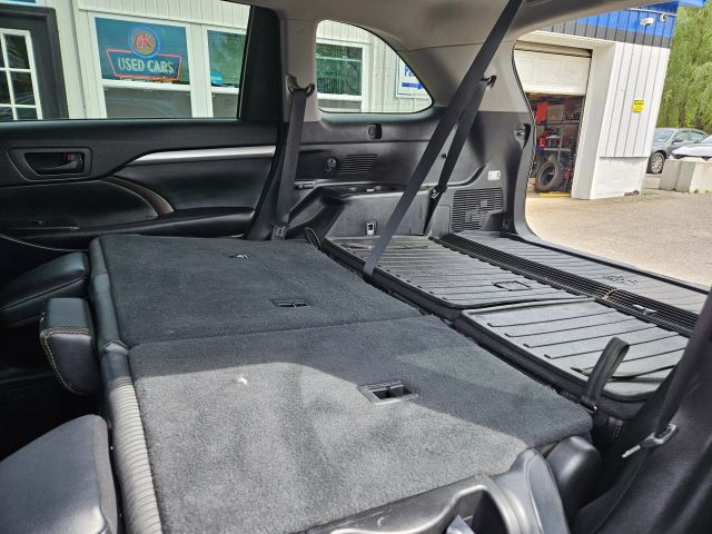 Vehicle image 27 of 67