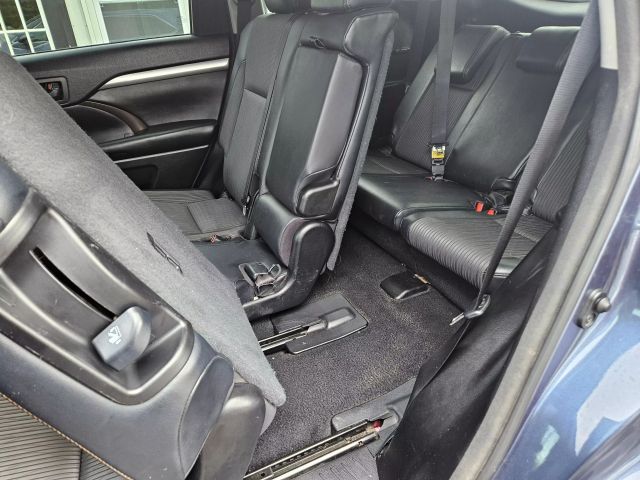 Vehicle image 31 of 67