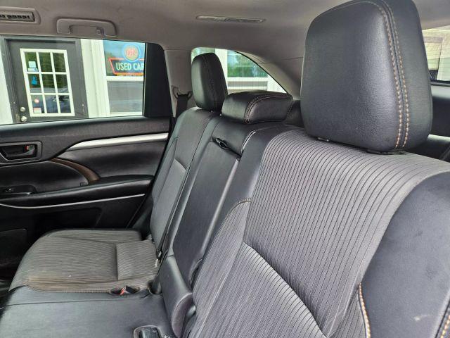 Vehicle image 28 of 67