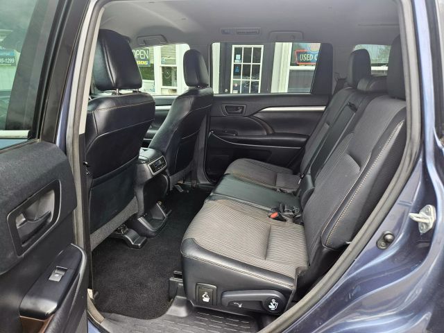 Vehicle image 33 of 67