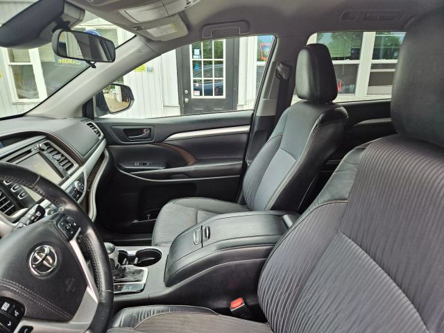 Vehicle image 34 of 67