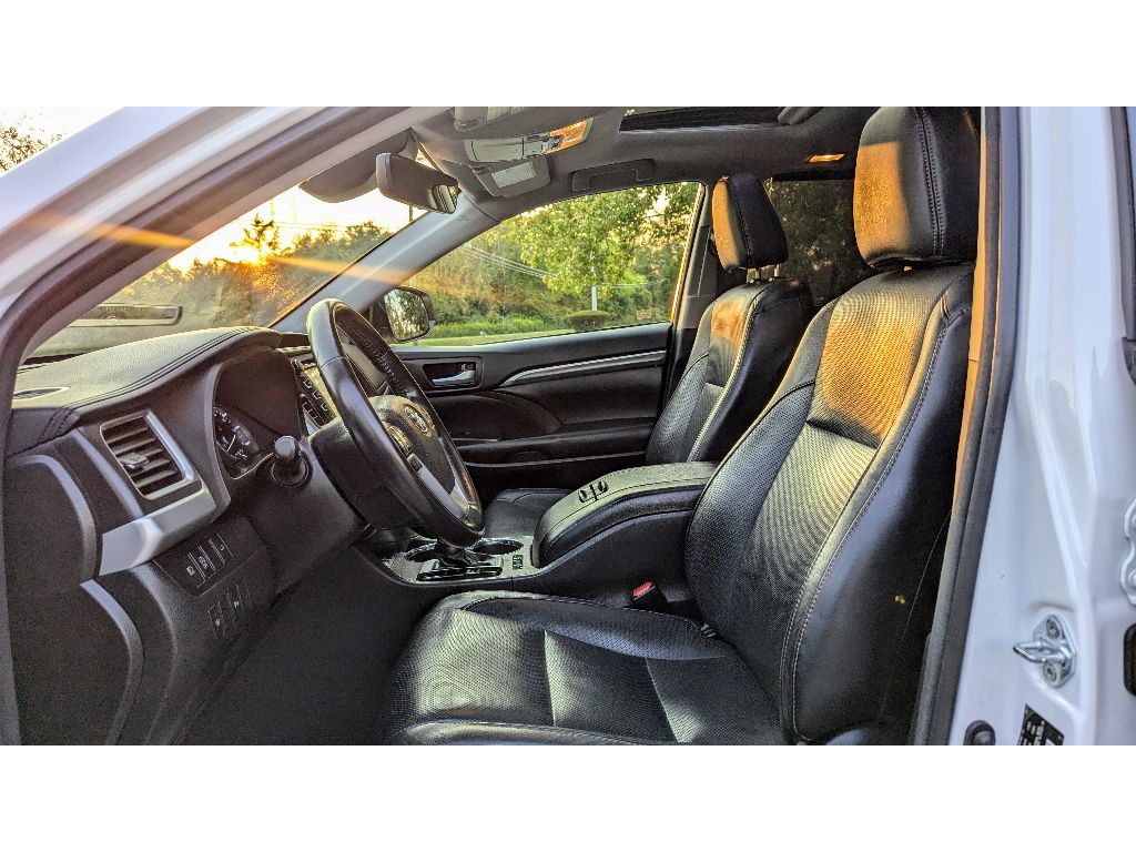 Vehicle image 14 of 28